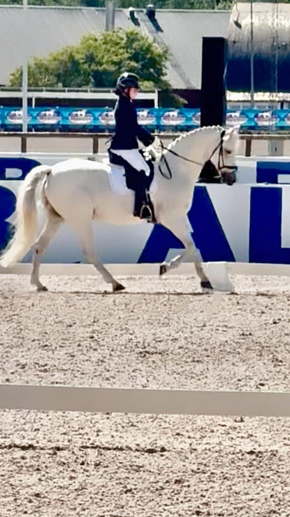 Ella och ponnyn Wicked Love på dressyrtävling i Sunbyholm