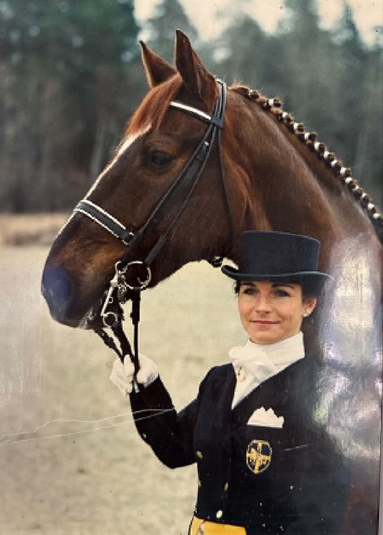 Lena Lilja i frack och hög hatt med sin dressyrhäst